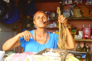 Sao Vicent - lady in Ribeira Bote