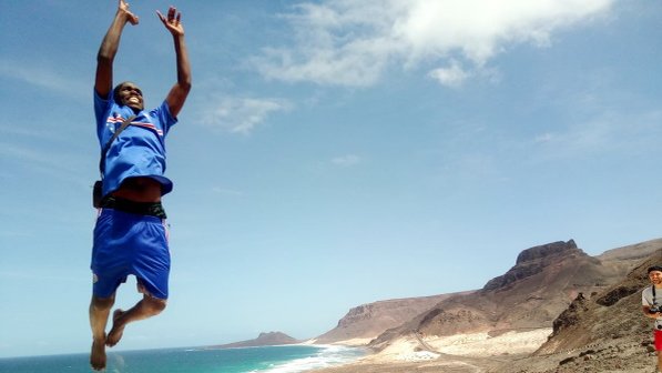 Antonio springt vor Freude in die Luft am Strand