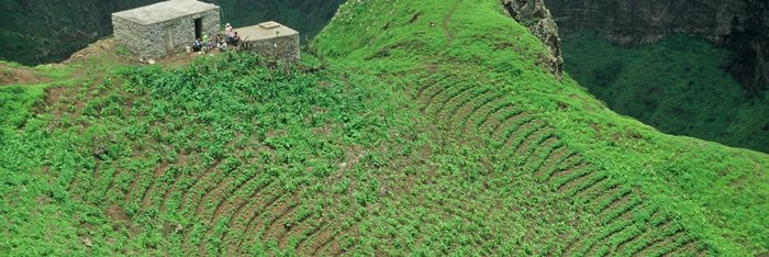 üppige Hügellandschaft im tiefsatten Grün auf Brava