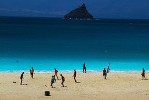 [Translate to English:] Fussball am Strand auf den Kapverden