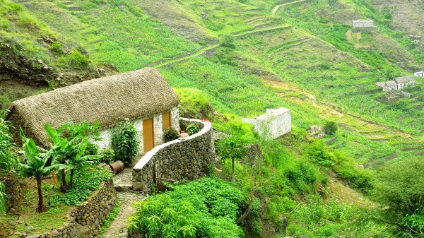 Siedlung am Hang auf Santo Antão